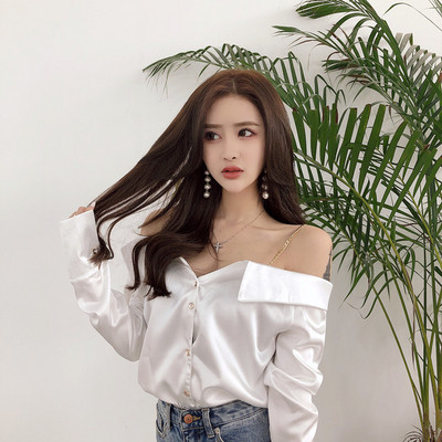 Apmušalais modernūs trumpi marškinėliai su metaliniu elementu