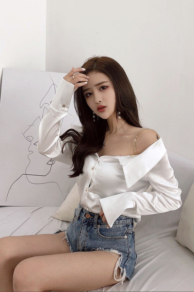 Apmušalais modernūs trumpi marškinėliai su metaliniu elementu