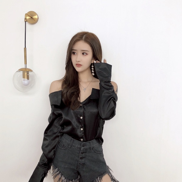 Apmušalais modernūs trumpi marškinėliai su metaliniu elementu