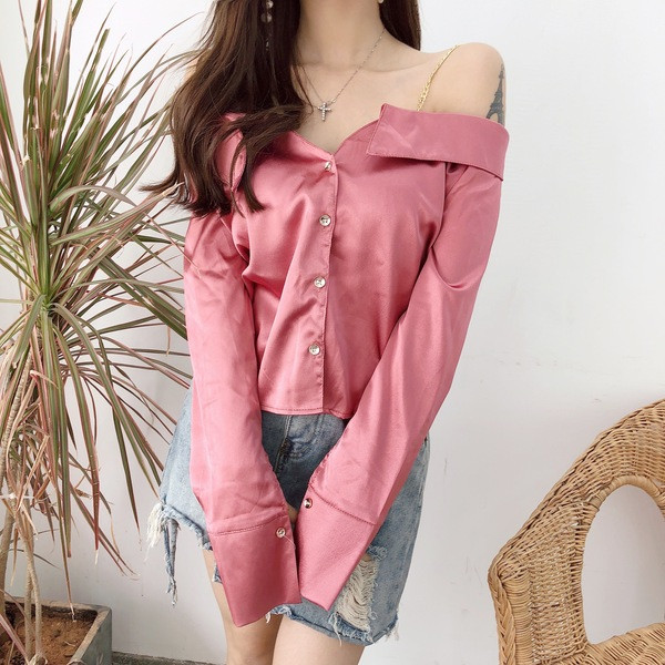 Apmušalais modernūs trumpi marškinėliai su metaliniu elementu