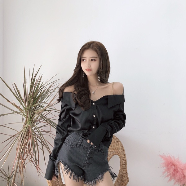 Apmušalais modernūs trumpi marškinėliai su metaliniu elementu