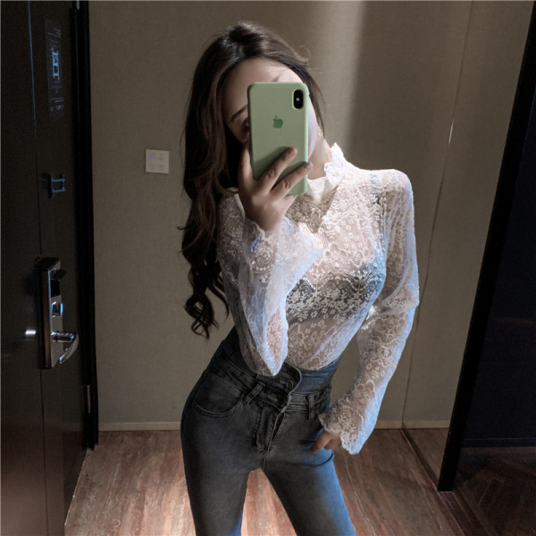 Šiuolaikinė moteriška nėriniuota palaidinė ilgomis rankovėmis