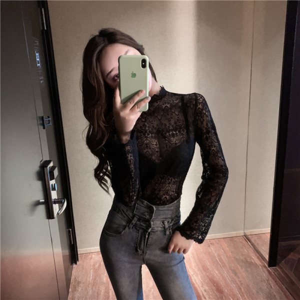 Šiuolaikinė moteriška nėriniuota palaidinė ilgomis rankovėmis