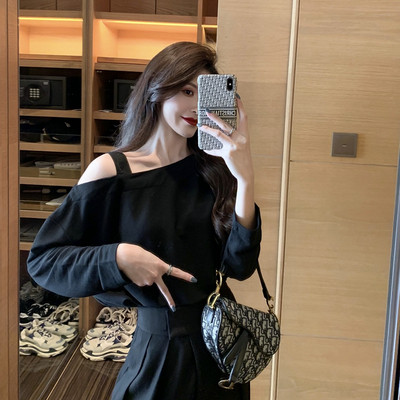 Bluză de damă modernă cu umerii goi și mâneci lungi