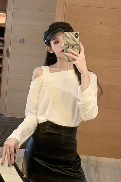 Bluză de damă modernă cu umerii goi și mâneci lungi