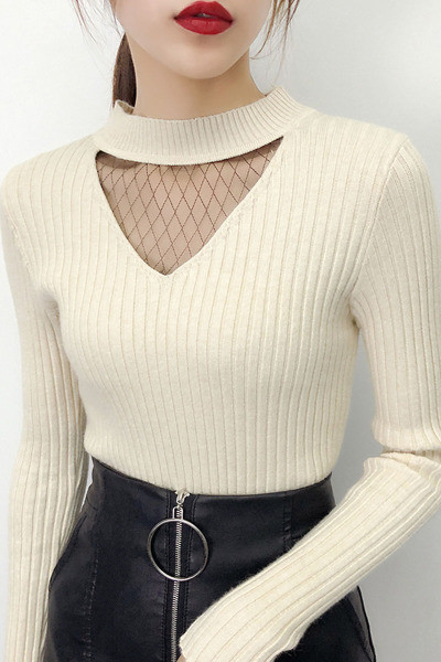 Moderns sieviešu blūzes modelis ar O veida kakla izgriezumu