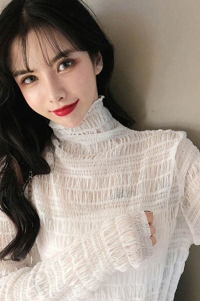 Moderni moteriška palaidinė aukšta apykakle ir ilgomis rankovėmis