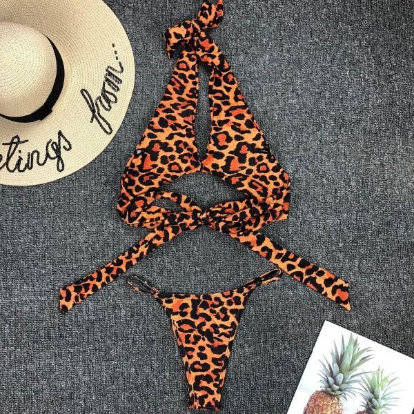 Modernus dviejų dalių maudymosi kostiumėlis su leopardo raštu ir kryžminiais kaklaraiščiais