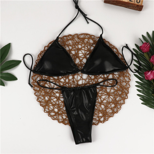 Vienkāršs divdaļīgs peldkostīms ar trīsstūrveida augšdaļu