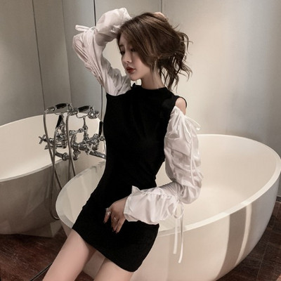 Prigludusi moteriška suknelė plačiomis rankovėmis ir kaklaraiščiais