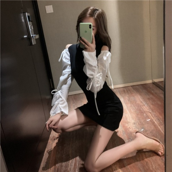 Prigludusi moteriška suknelė plačiomis rankovėmis ir kaklaraiščiais