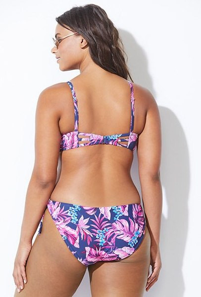 Nagyméretű, kétrészes fürdőruha, nyakkendőkkel és különböző mintákkal