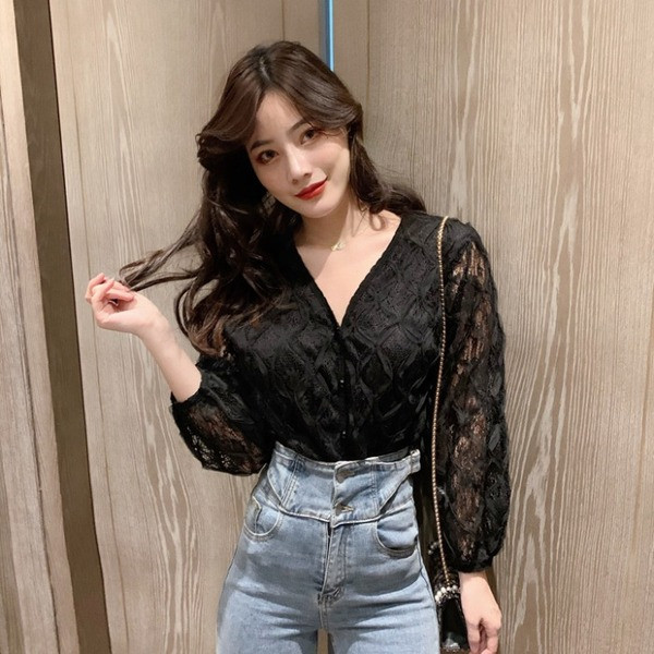 Modern női csipke ing spitz nyakkivágással és gombokkal
