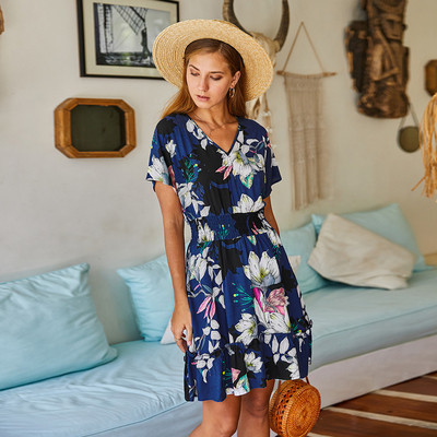 Moderna sieviešu kleita ar ziedu rakstu un elastīgu jostasvietu