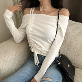 Moderna sieviešu blūze ar nolaistām piedurknēm un saitēm