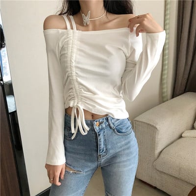 Moderna sieviešu blūze ar nolaistām piedurknēm un saitēm