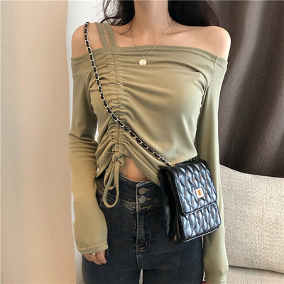 Moderna sieviešu blūze ar nolaistām piedurknēm un saitēm