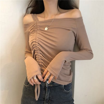 Moderna sieviešu blūze ar nolaistām piedurknēm un saitēm