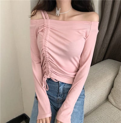 Moderna sieviešu blūze ar nolaistām piedurknēm un saitēm