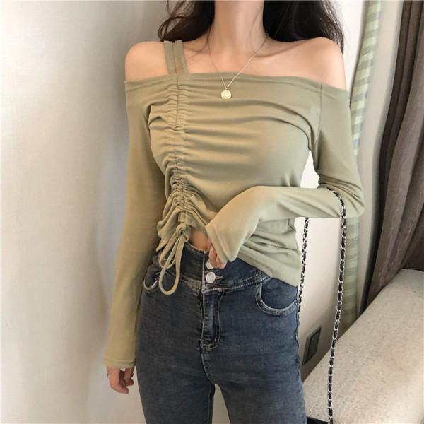 Moderna sieviešu blūze ar nolaistām piedurknēm un saitēm