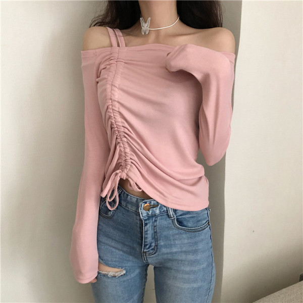 Moderna sieviešu blūze ar nolaistām piedurknēm un saitēm