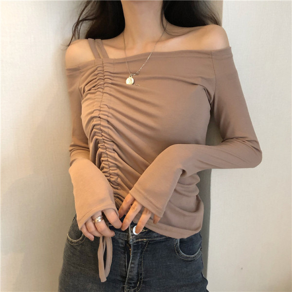 Moderna sieviešu blūze ar nolaistām piedurknēm un saitēm