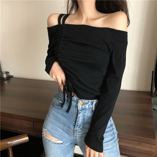 Moderna sieviešu blūze ar nolaistām piedurknēm un saitēm