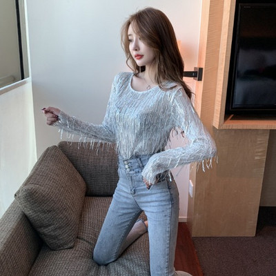 Modern női ruha rojtokkal és flitterekkel