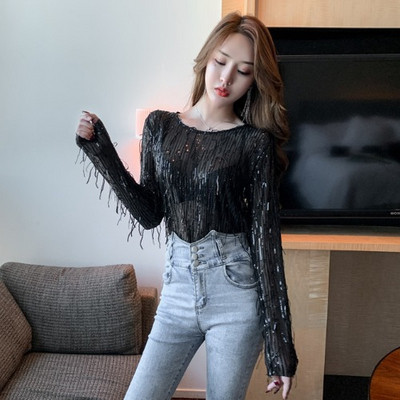 Modern női ruha rojtokkal és flitterekkel