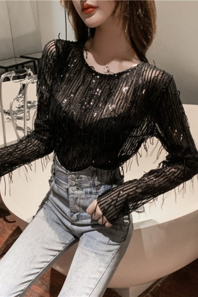 Modern női ruha rojtokkal és flitterekkel