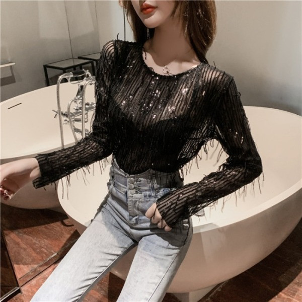 Modern női ruha rojtokkal és flitterekkel