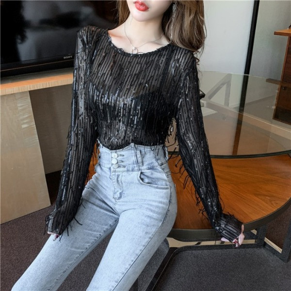 Modern női ruha rojtokkal és flitterekkel