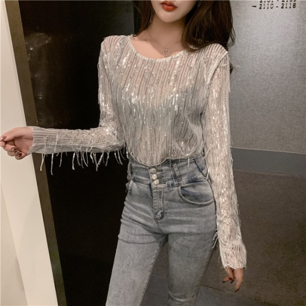 Modern női ruha rojtokkal és flitterekkel