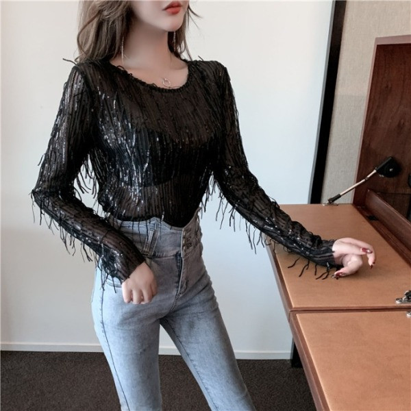 Modern női ruha rojtokkal és flitterekkel