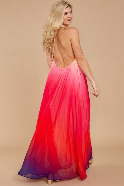 Modernaus kirpimo suknelė su O formos iškirpte, tinkanti paplūdimiui