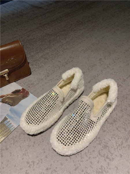 Modernūs moteriški mokasinai su akmenukais, pūkuotu ir lygiu padu