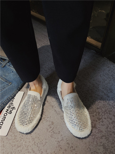 Modernūs moteriški mokasinai su akmenukais, pūkuotu ir lygiu padu