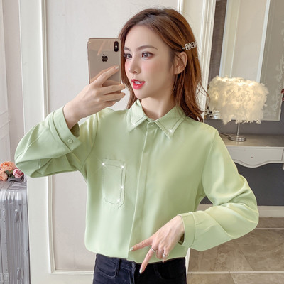 Moteriški laisvalaikio marškiniai su kišene ir klasikine apykakle