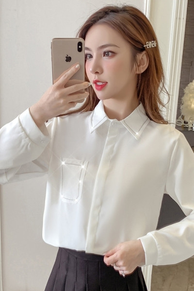 Moteriški laisvalaikio marškiniai su kišene ir klasikine apykakle