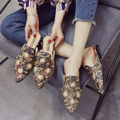 Moteriškos šlepetės plokščiu padu smailus modelis su perlais