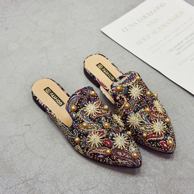 Moteriškos šlepetės plokščiu padu smailus modelis su perlais