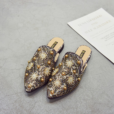 Moteriškos šlepetės plokščiu padu smailus modelis su perlais