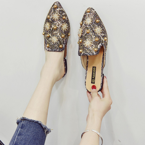 Moteriškos šlepetės plokščiu padu smailus modelis su perlais