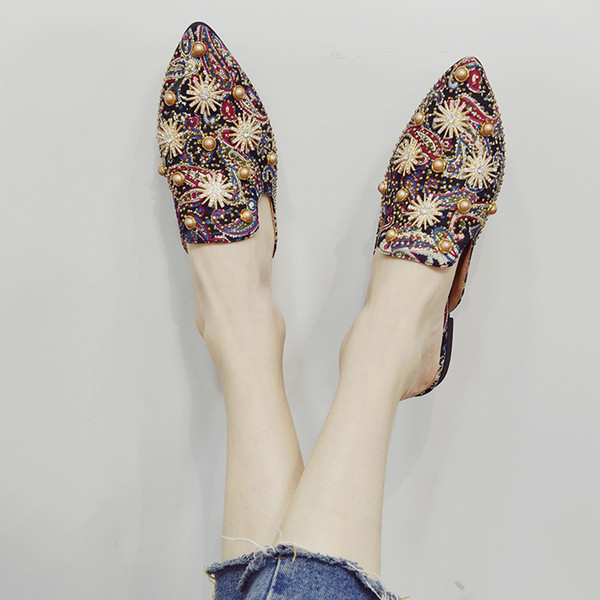 Moteriškos šlepetės plokščiu padu smailus modelis su perlais