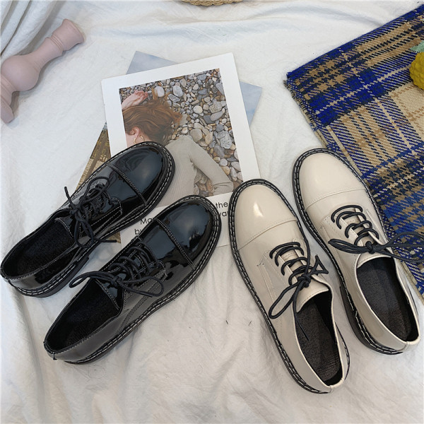 Laisvalaikio moteriški batai lygiais padais ir raišteliais