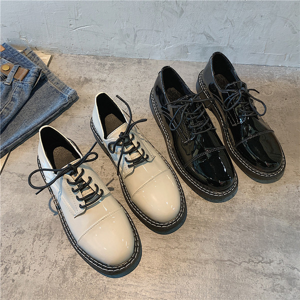 Laisvalaikio moteriški batai lygiais padais ir raišteliais