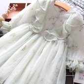 Moderna dječja haljina s gumbima, tilom i cvjetnim motivima