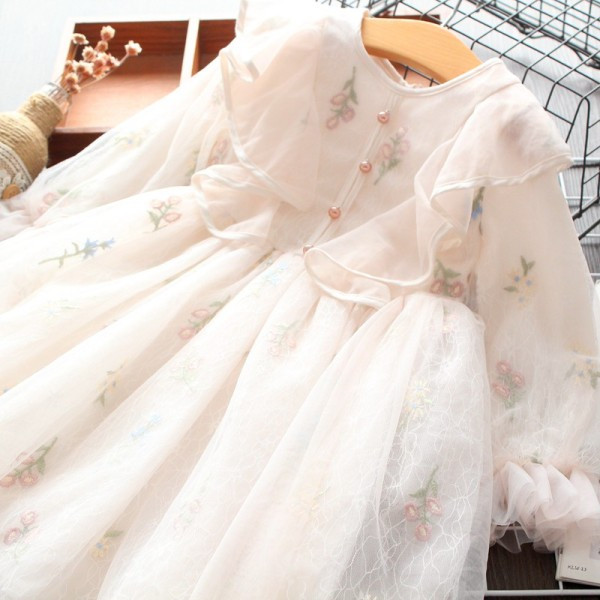 Moderna dječja haljina s gumbima, tilom i cvjetnim motivima