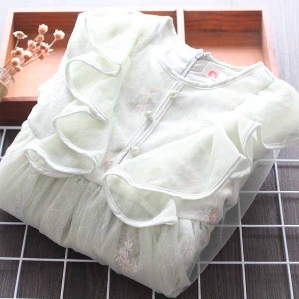 Moderna dječja haljina s gumbima, tilom i cvjetnim motivima