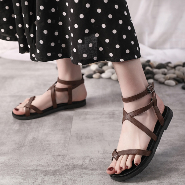 Sieviešu ikdienas sandales ar plakanu zoli un ādas lencēm